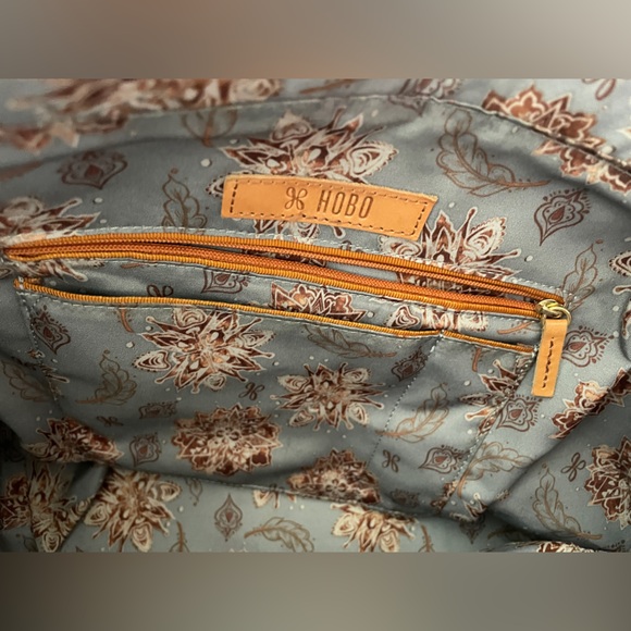 HOBO “PRAISE” Leather Tote Purse in Logan Berry - Picture 6 of 7